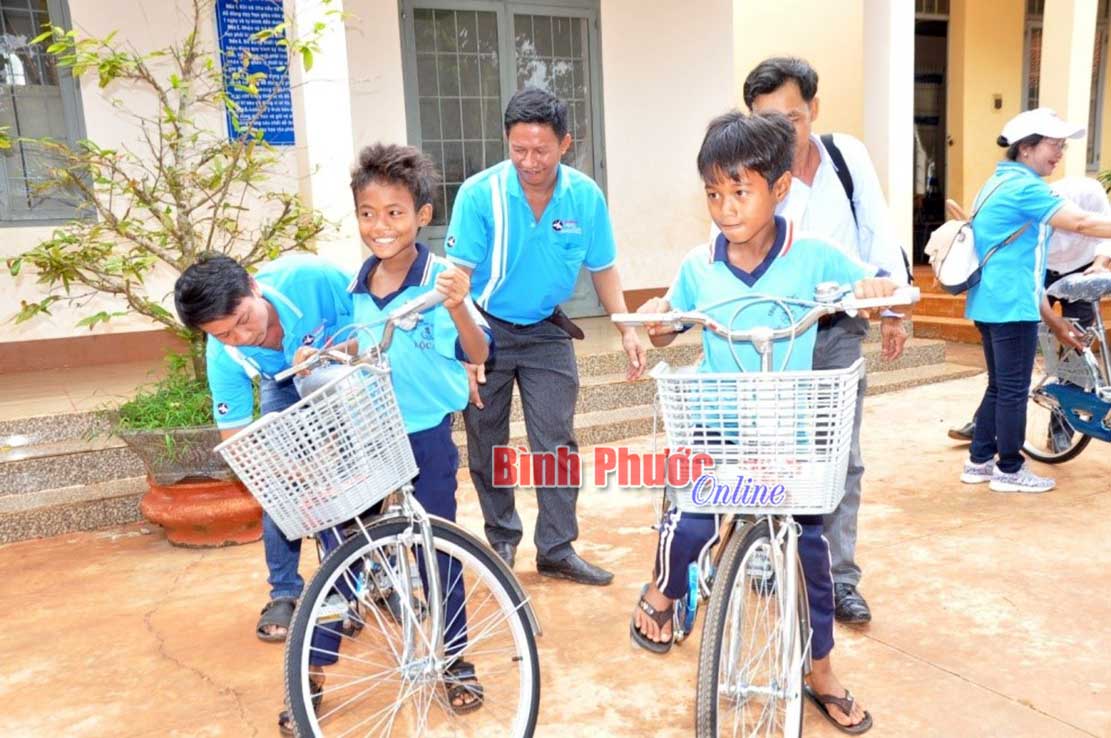 Niềm vui của học sinh Trường Tiểu học và THCS Lộc An khi được nhận xe đạp