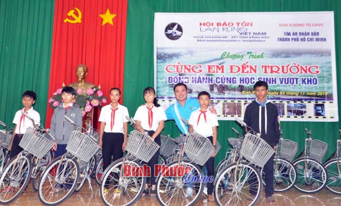 Đại diện Hội bảo tồn lan rừng Việt Nam tặng xe đạp cho học sinh nghèo vượt khó xã Thanh Phú, thị xã Bình Long